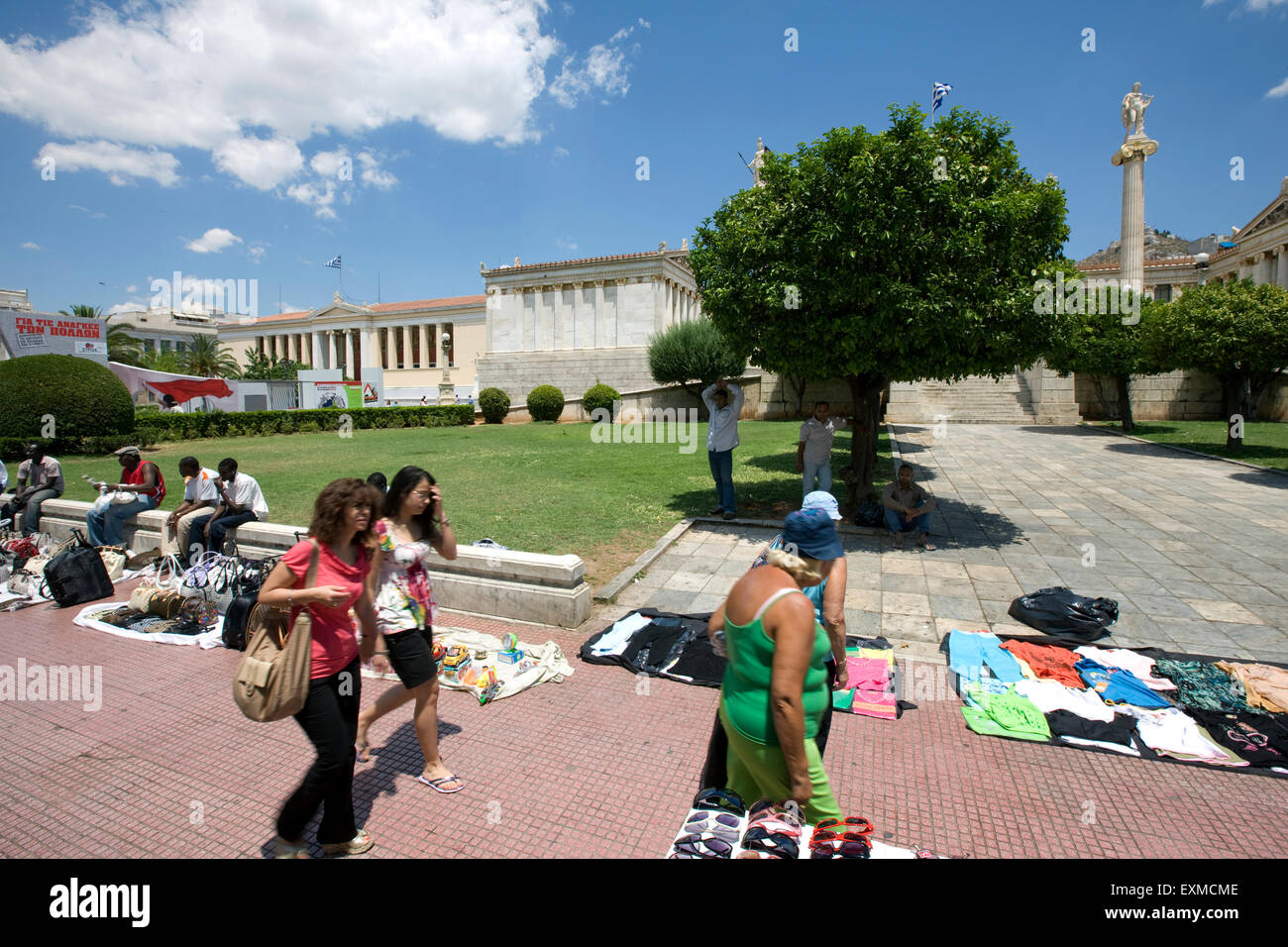 Strada migranti venditori commerciali e la loro versione sul display per persone di passaggio dalla Università di Atene / Panepistimiou street. Atene Foto Stock