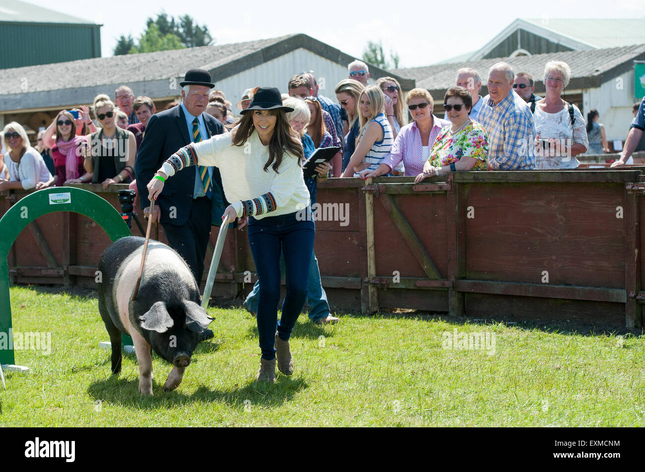 Harrogate, North Yorkshire, Regno Unito. Il 15 luglio 2015. Matt Baker e Alex Jones competere su un ostacolo di maiale corso per uno spettacolo al grande spettacolo dello Yorkshire. Credito: Wayne HUTCHINSON/Alamy Live News Foto Stock