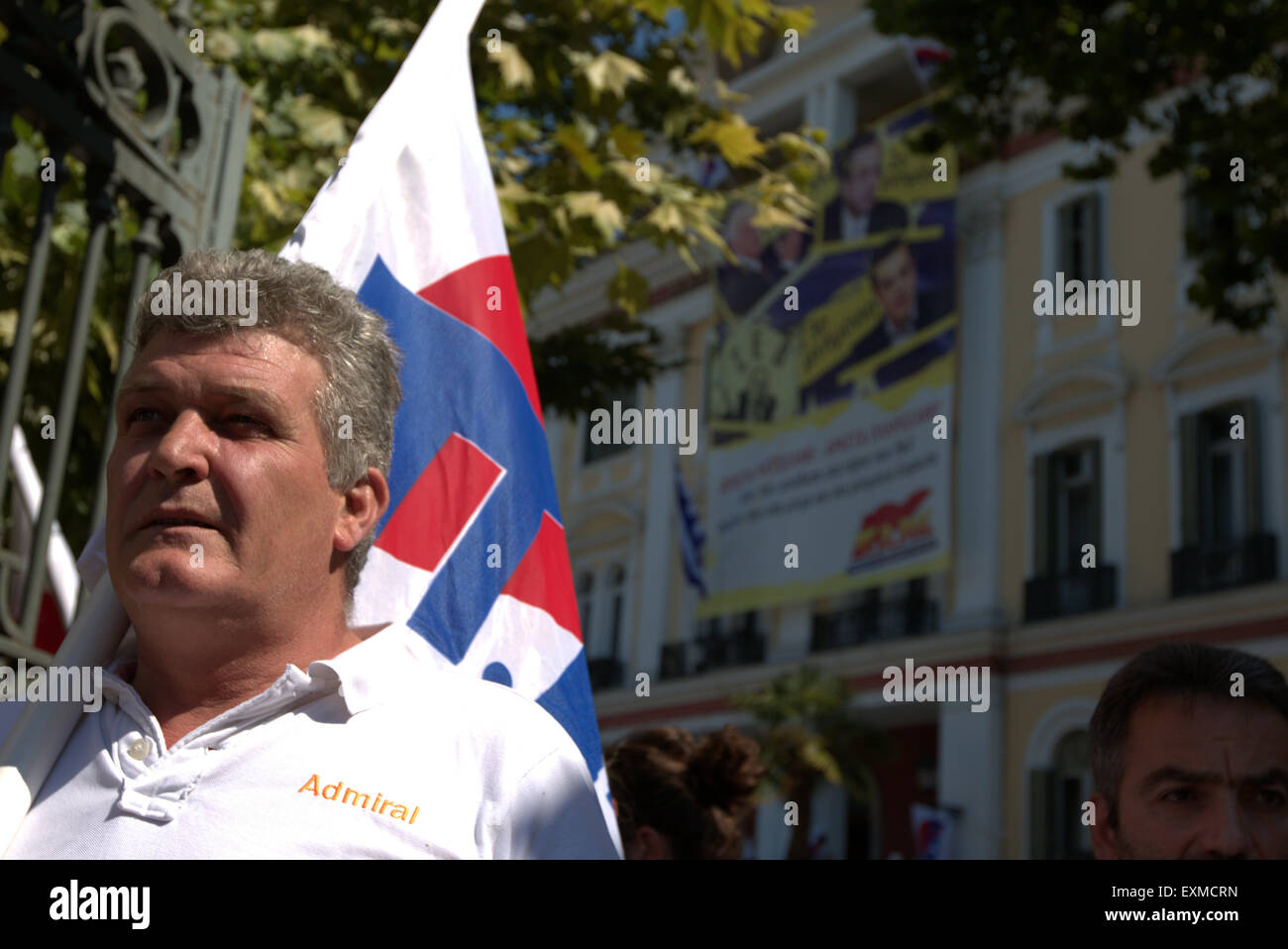 Salonicco, Grecia, 15 luglio 2015. Anti-austerità manifestanti stand davanti ai cancelli di un ministero del governo a Salonicco. I manifestanti da tutti i lavoratori militante anteriore (PAME) un comunista gruppo commerciale, occupato il ministero della Macedonia e Grecia settentrionale, un dipartimento del governo in base a Salonicco, in protesta per le nuove misure di austerità concordato nel bailout. Credito: Orhan Tsolak/Alamy Live News Foto Stock