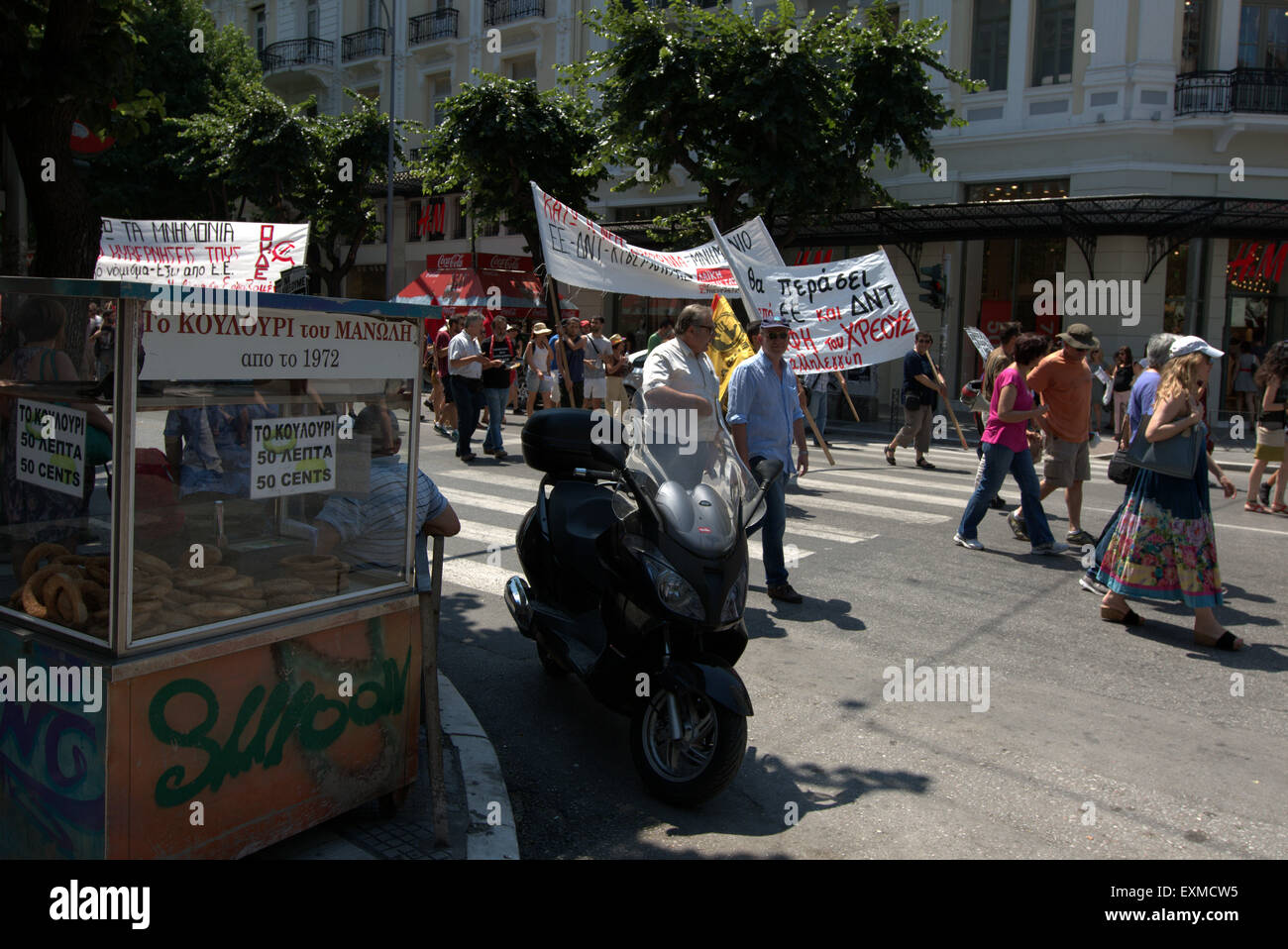 Salonicco, Grecia, 15 luglio 2015. Manifestanti marzo a Salonicco, Grecia settentrionale, contro le nuove misure di austerità che il Parlamento voterà stasera. Il principale settore pubblico ADEDY unione ha anche chiamato 24 ore di sciopero oggi per sollecitare MP non torna questo terzo bailout. Credito: Orhan Tsolak/Alamy Live News Foto Stock