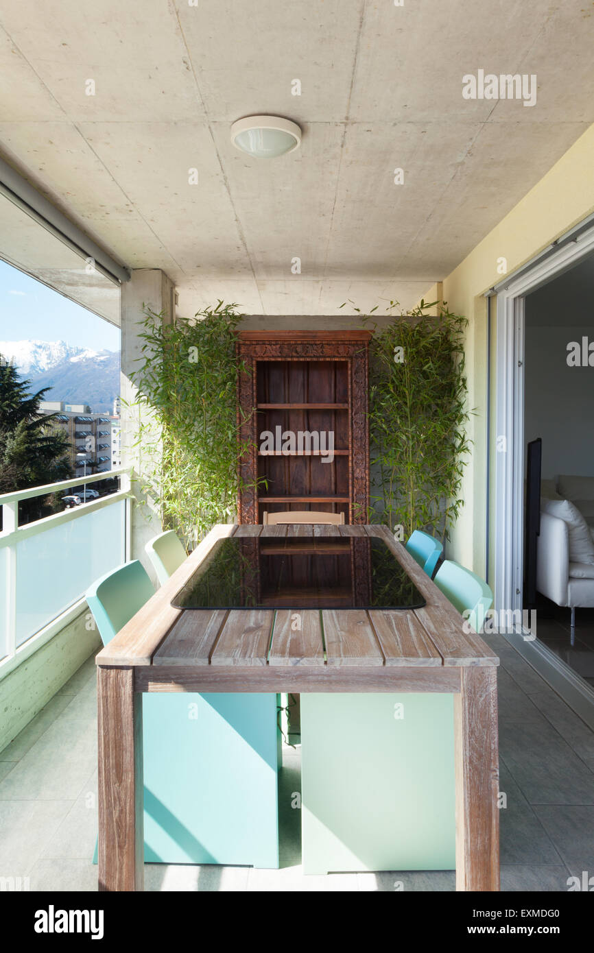 Architettura, balcone con tavolo e sedie Foto Stock
