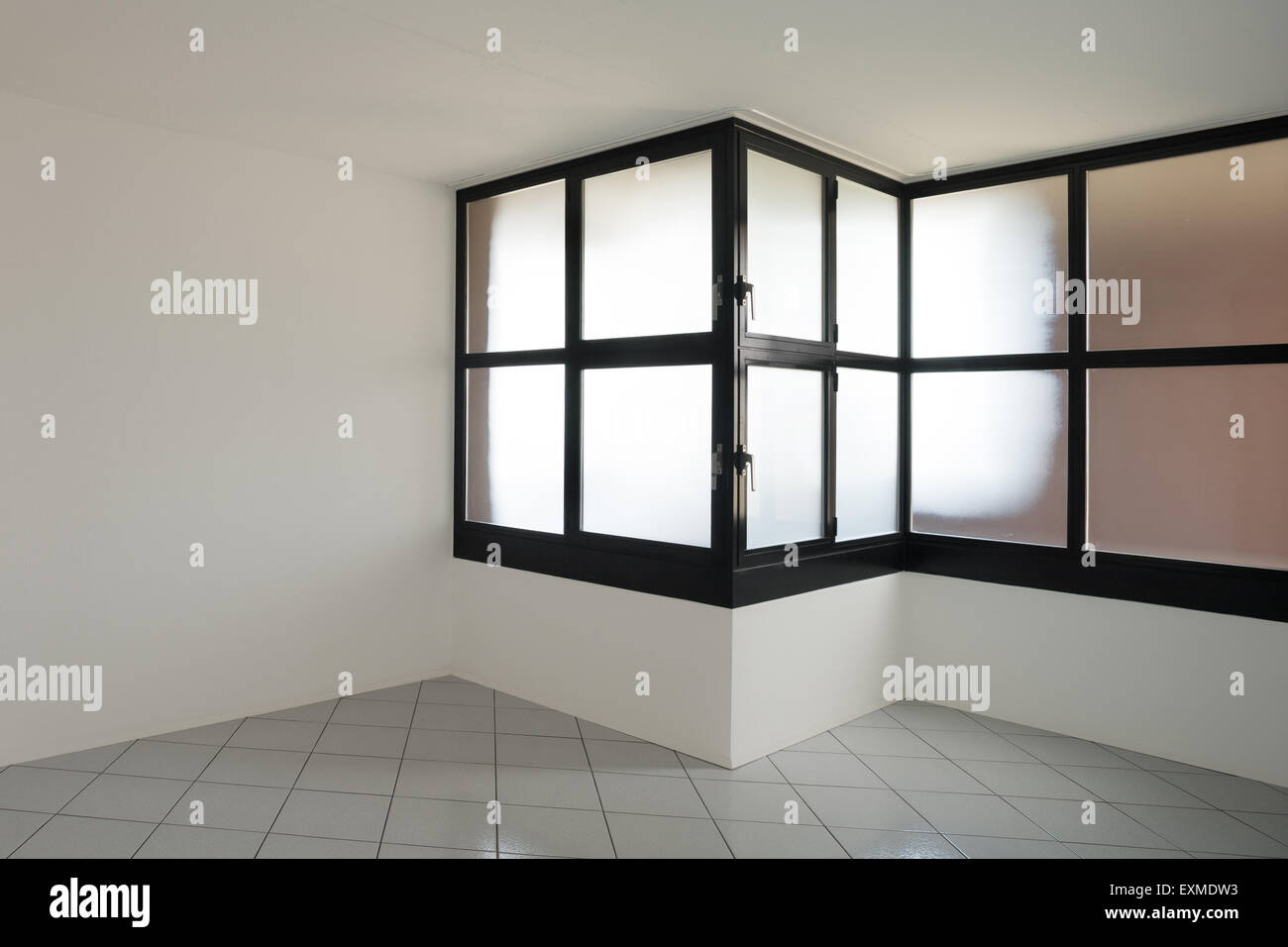 Architettura, stanza vuota con windows, grigio pavimento piastrellato Foto Stock