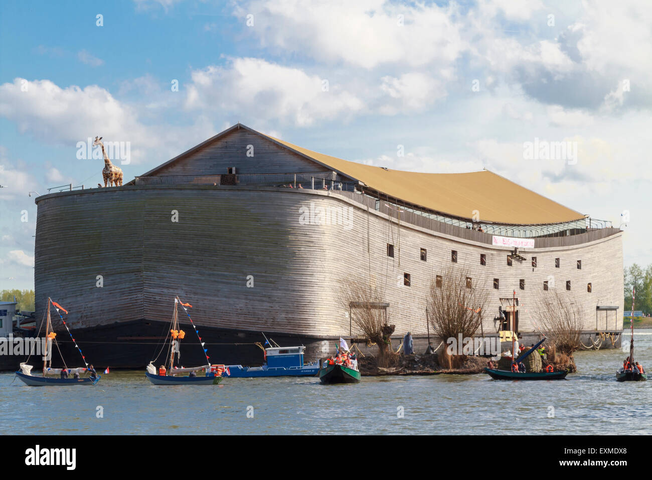 DORDRECHT, Paesi Bassi - 27 Aprile 2015: flottiglia di navi comprese una replica di Noahs Ark sul fiume Oude Maas da Dordre Foto Stock