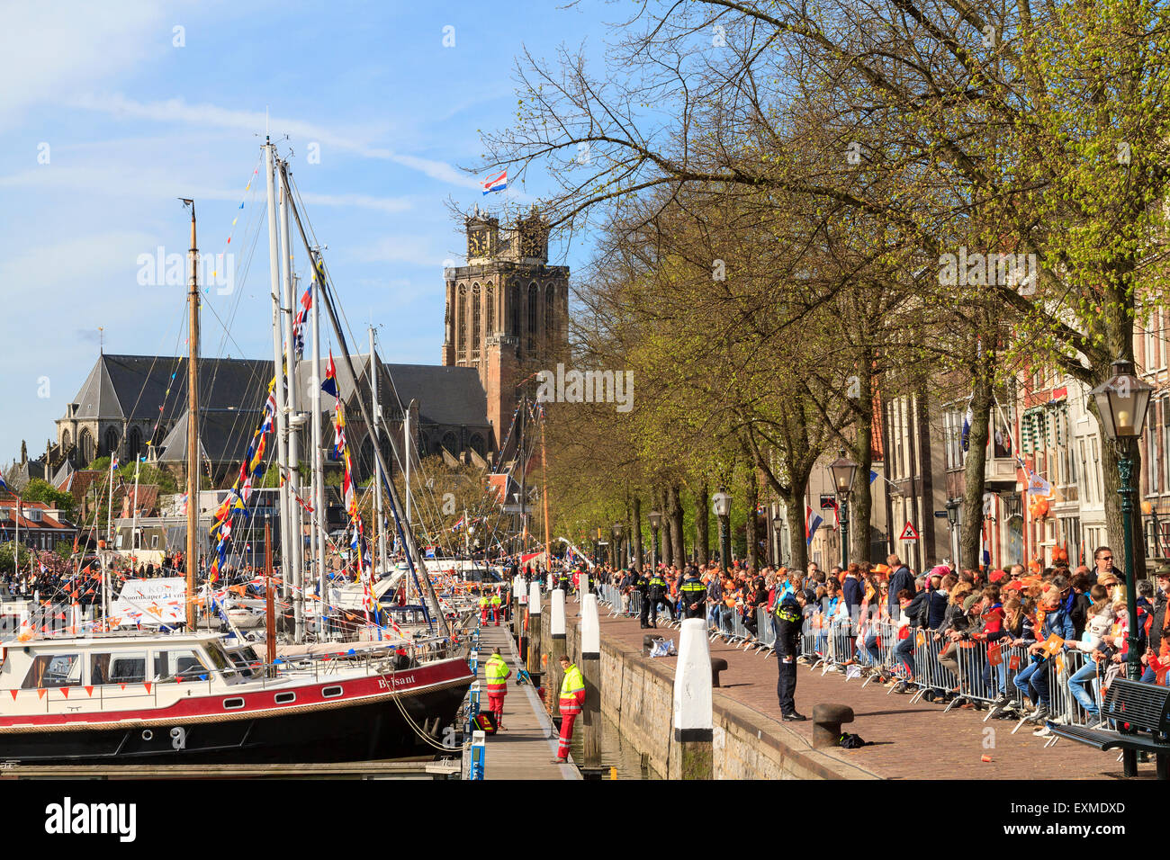DORDRECHT, Paesi Bassi - 27 Aprile 2015: folle raccogliere dal porto di Dordrecht in attesa della visita della olandese royal fami Foto Stock