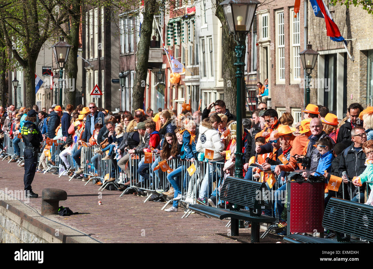 DORDRECHT, Paesi Bassi - 27 Aprile 2015: folle raccogliere sulla strada a Dordrecht in attesa della visita della olandese royal fami Foto Stock
