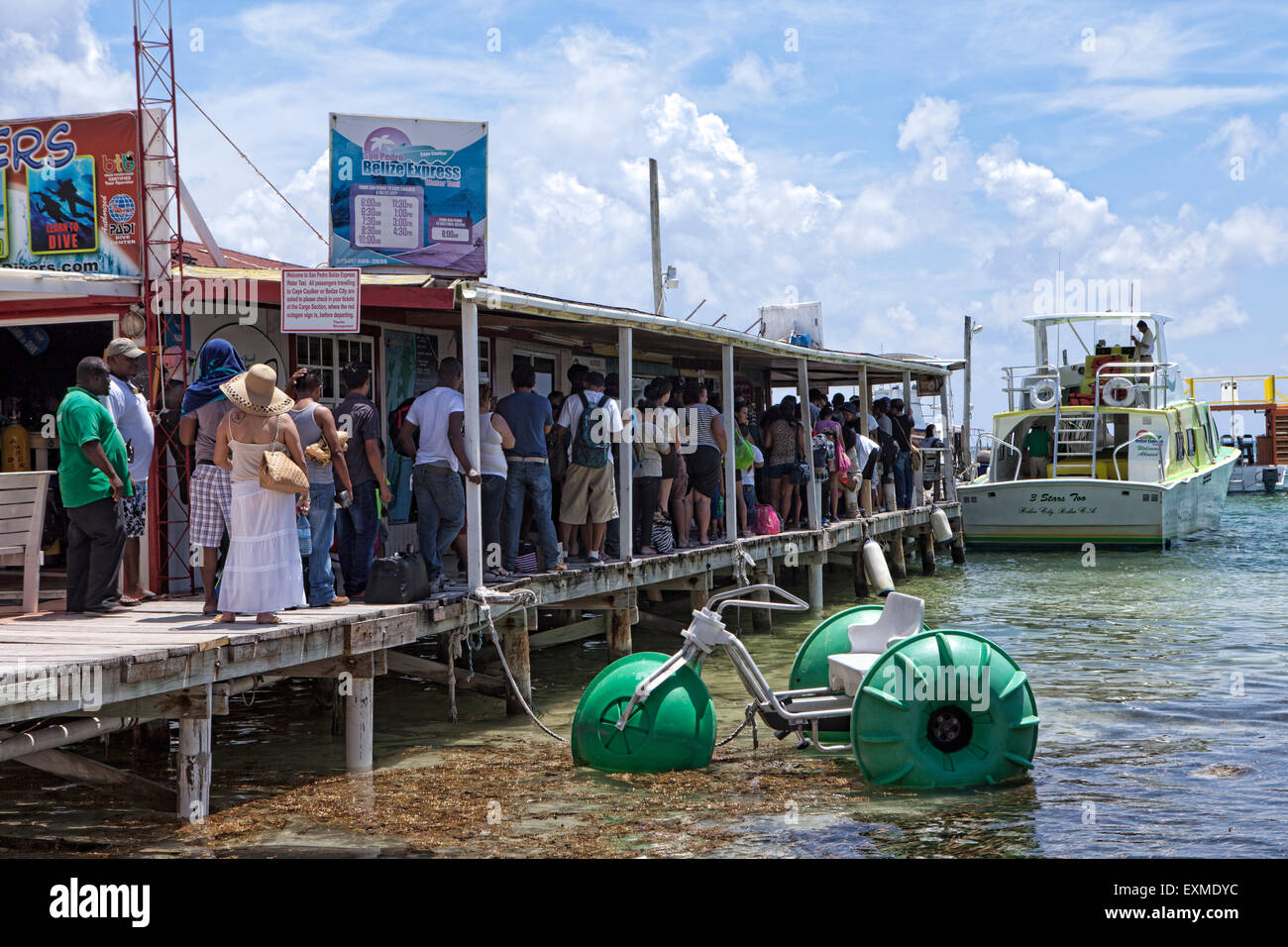 Un gruppo di persone in attesa in linea a bordo del Belize Express Taxi acqueo in San Pedro, Ambergris Caye, Belize, America centrale. Foto Stock