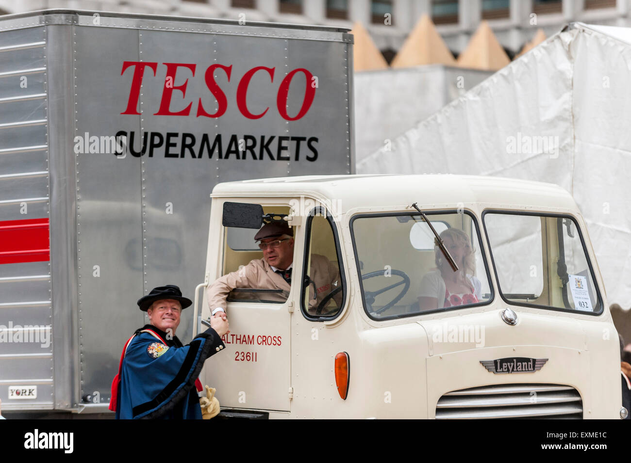 Londra, Regno Unito. Il 15 luglio 2015. La storica Marcatura dei carri, gestito dalla venerabile compagnia di Carmen, ha avuto luogo a Guildhall. Cavallo e carrelli, a vapore e come le moderne modalità di trasporto ricevuto tutti un branding come parte della cerimonia. Leader della cerimonia sono stati Sheriff Fiona Adler e Chief nessuno, Vice Billie Colomba OBE. Credito: Stephen Chung / Alamy Live News Foto Stock