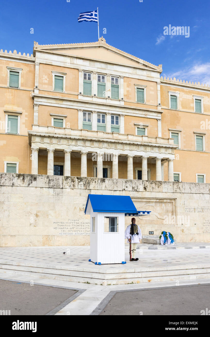 Evzone greco guard fuori la Casa del Parlamento e la tomba del Milite Ignoto, Atene, Grecia Foto Stock