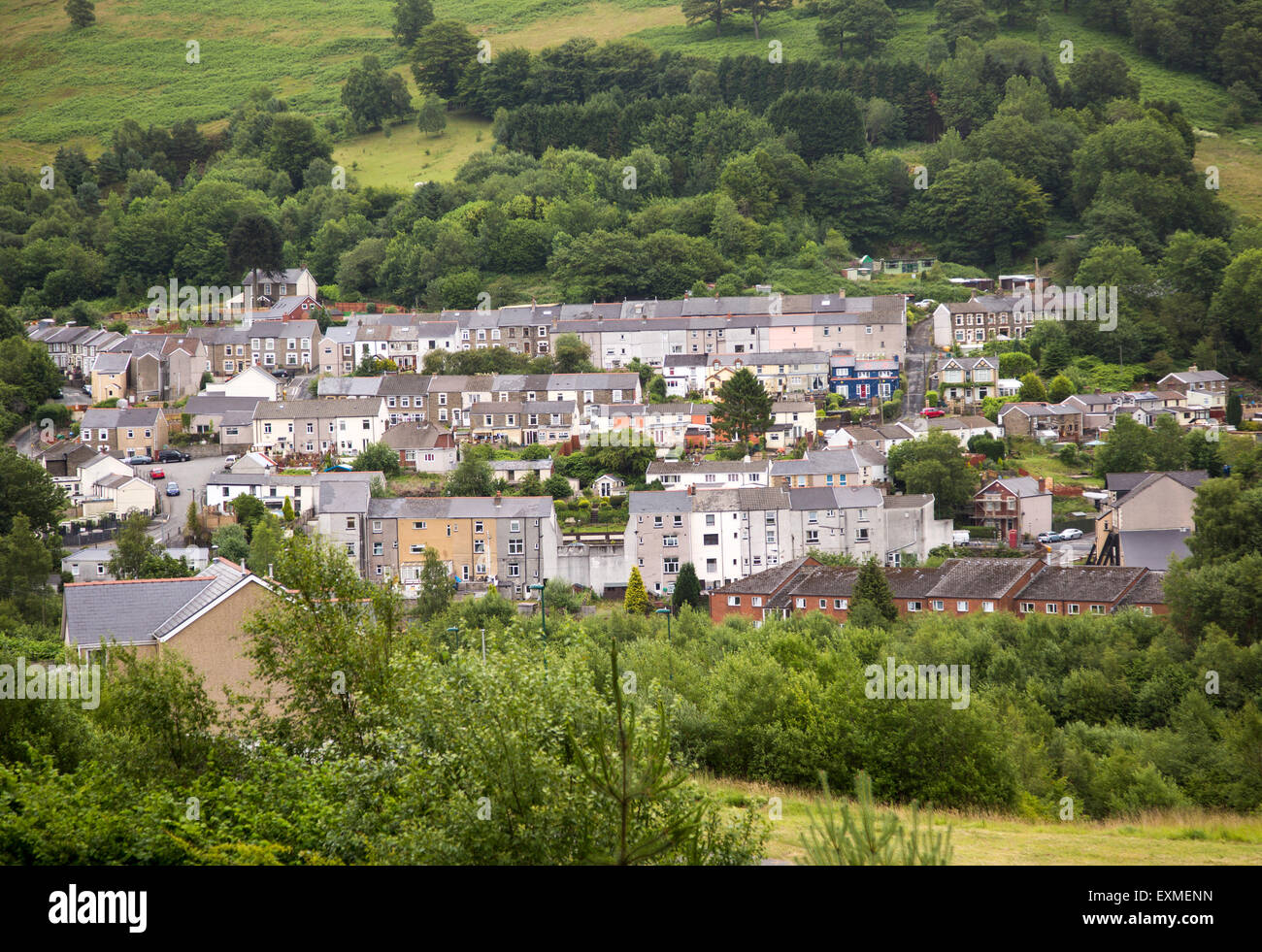 Alloggiamento a schiera sulla collina, a sei campane, Abertillerry, Blaenau Gwent, South Wales, Regno Unito Foto Stock