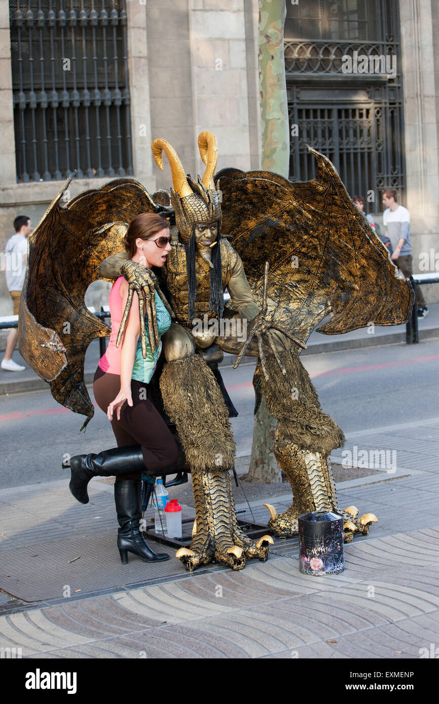 Live devil statua, street performer in posa con la ragazza sulla Rambla di Barcellona, in Catalogna, Spagna. Foto Stock