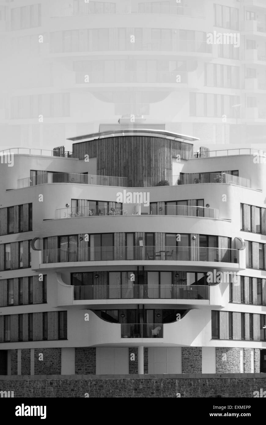 Esposizione doppia immagine creando e mettendo in evidenza le forme nella struttura di un blocco di appartamenti da the Waterside in Bristol. Foto Stock