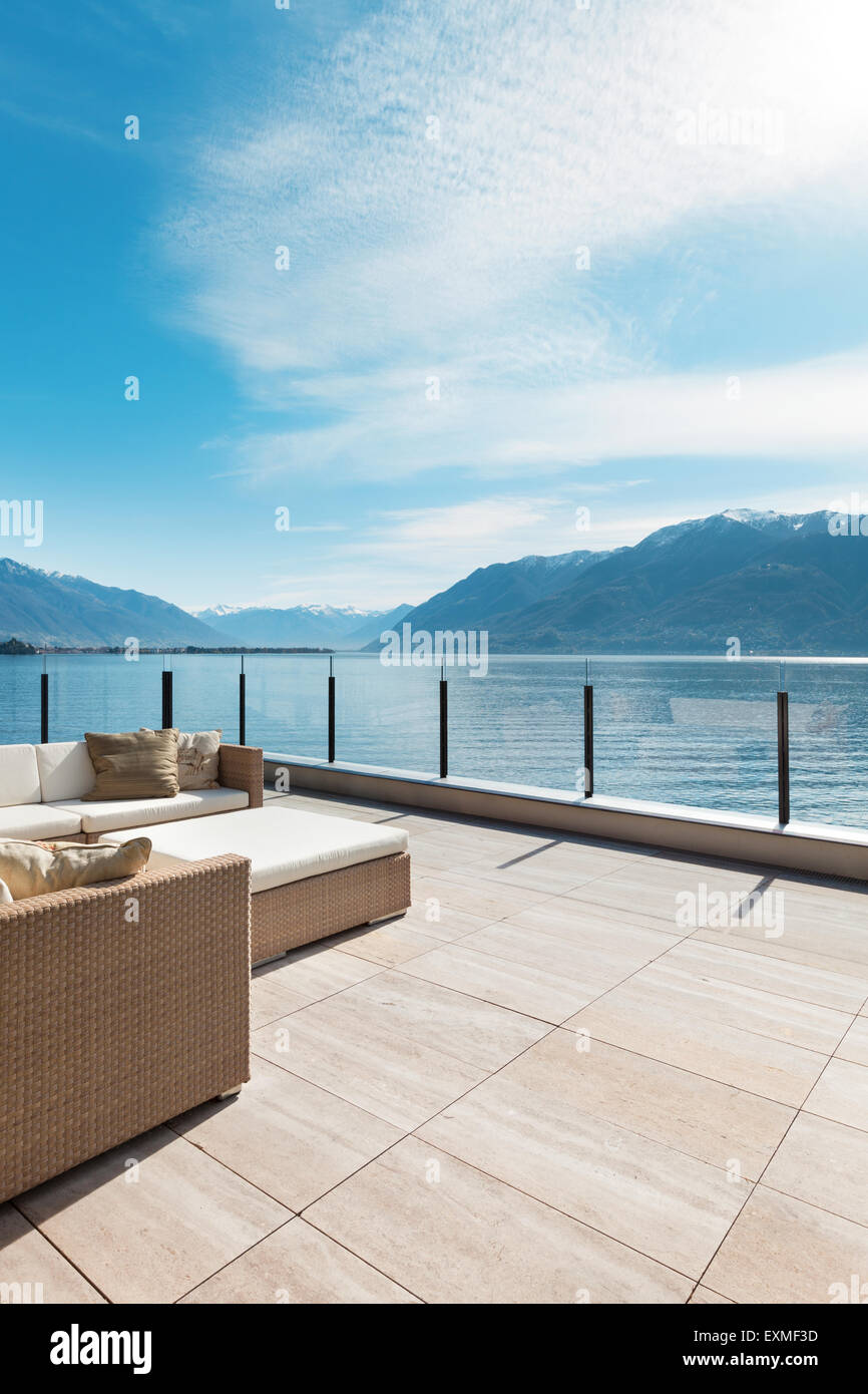 Architettura moderna, splendida vista lago dalla terrazza di un attico Foto Stock
