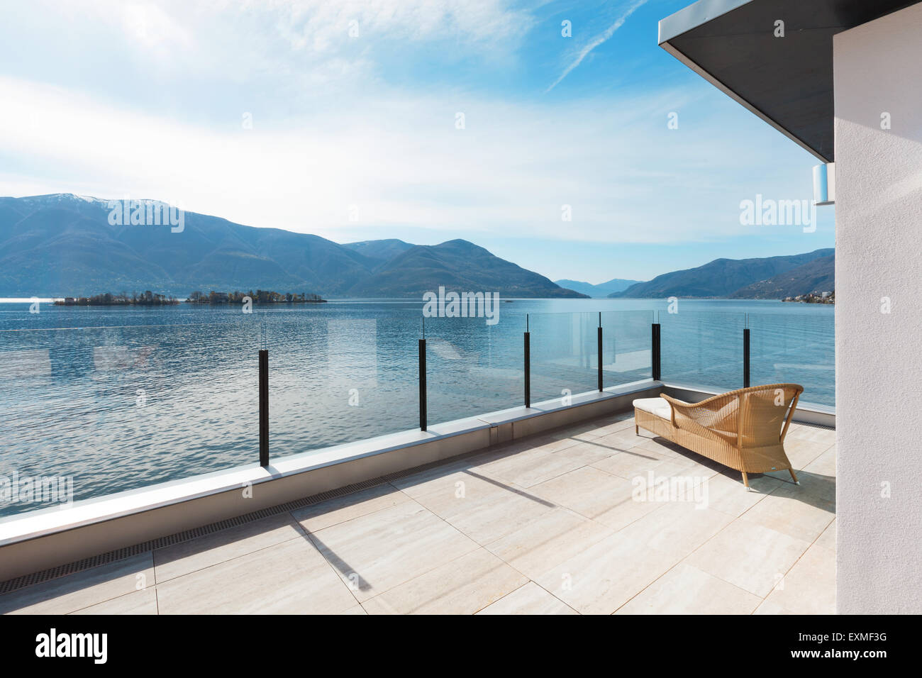 Architettura moderna, splendida vista lago dalla terrazza di un attico Foto Stock