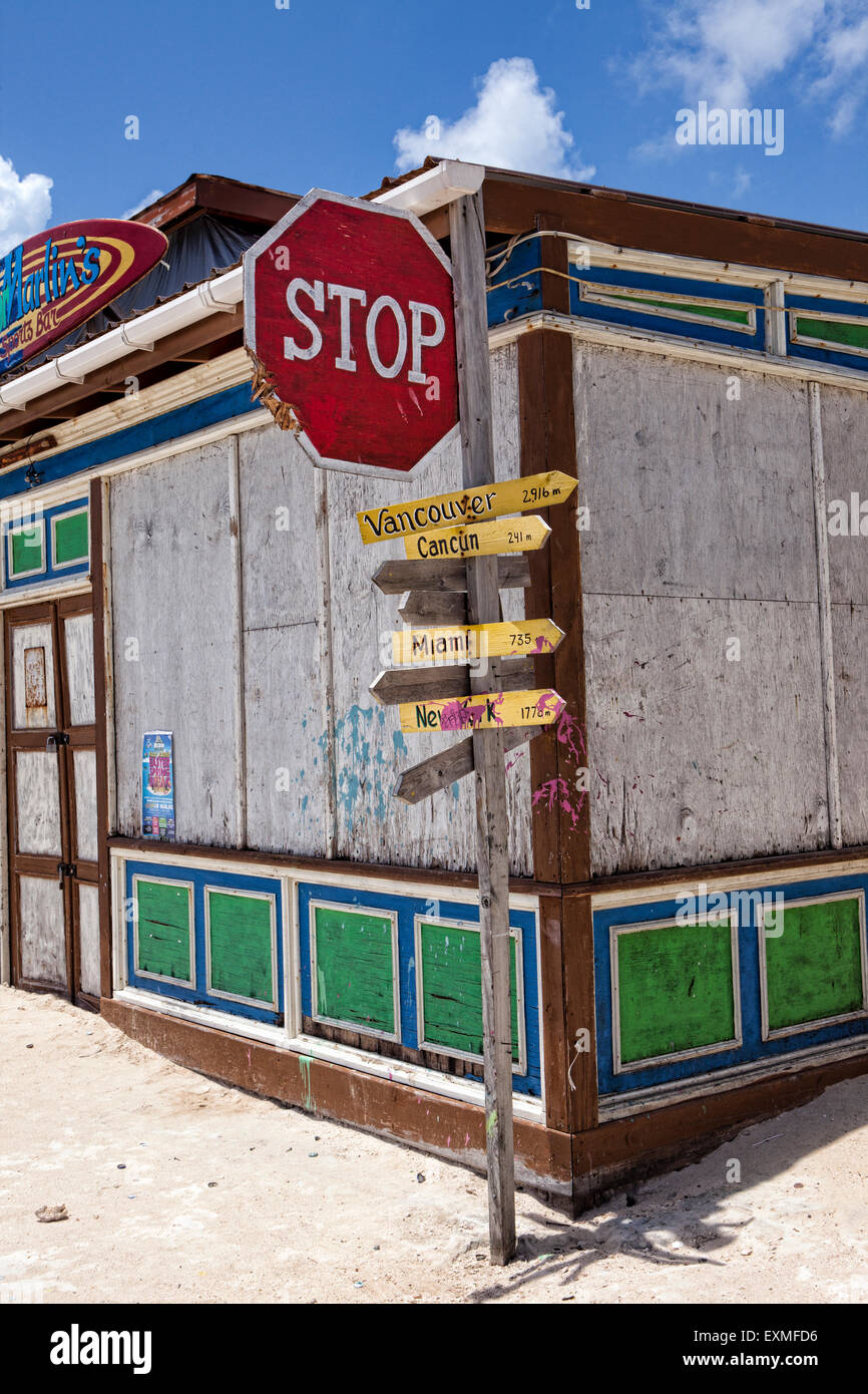 Divertente strada segno sulla spiaggia-strada anteriore in San Pedro, Ambergris Caye, Belize, America centrale. Foto Stock