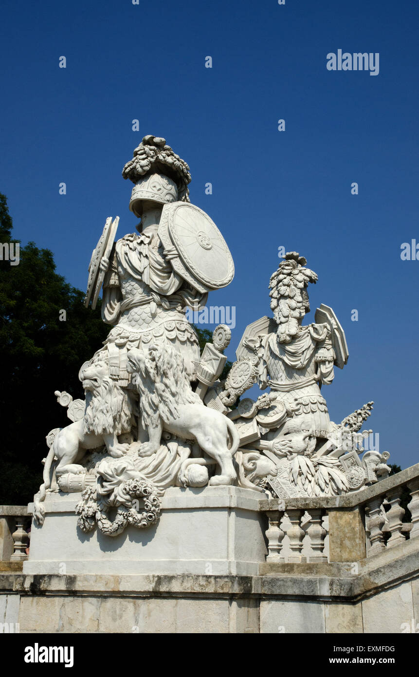 Schonbrunn gloriette padiglione barocco statue vienna austria Foto Stock