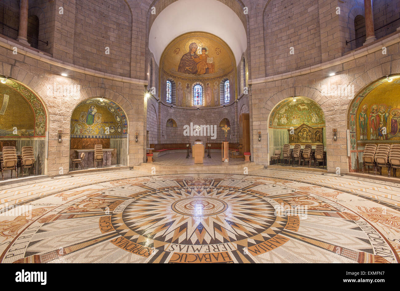 Gerusalemme, Israele - 3 Marzo 2015: la navata principale della Dormition Abbey con il pavimento in mosaico concepito e realizzato da Maurizio Foto Stock