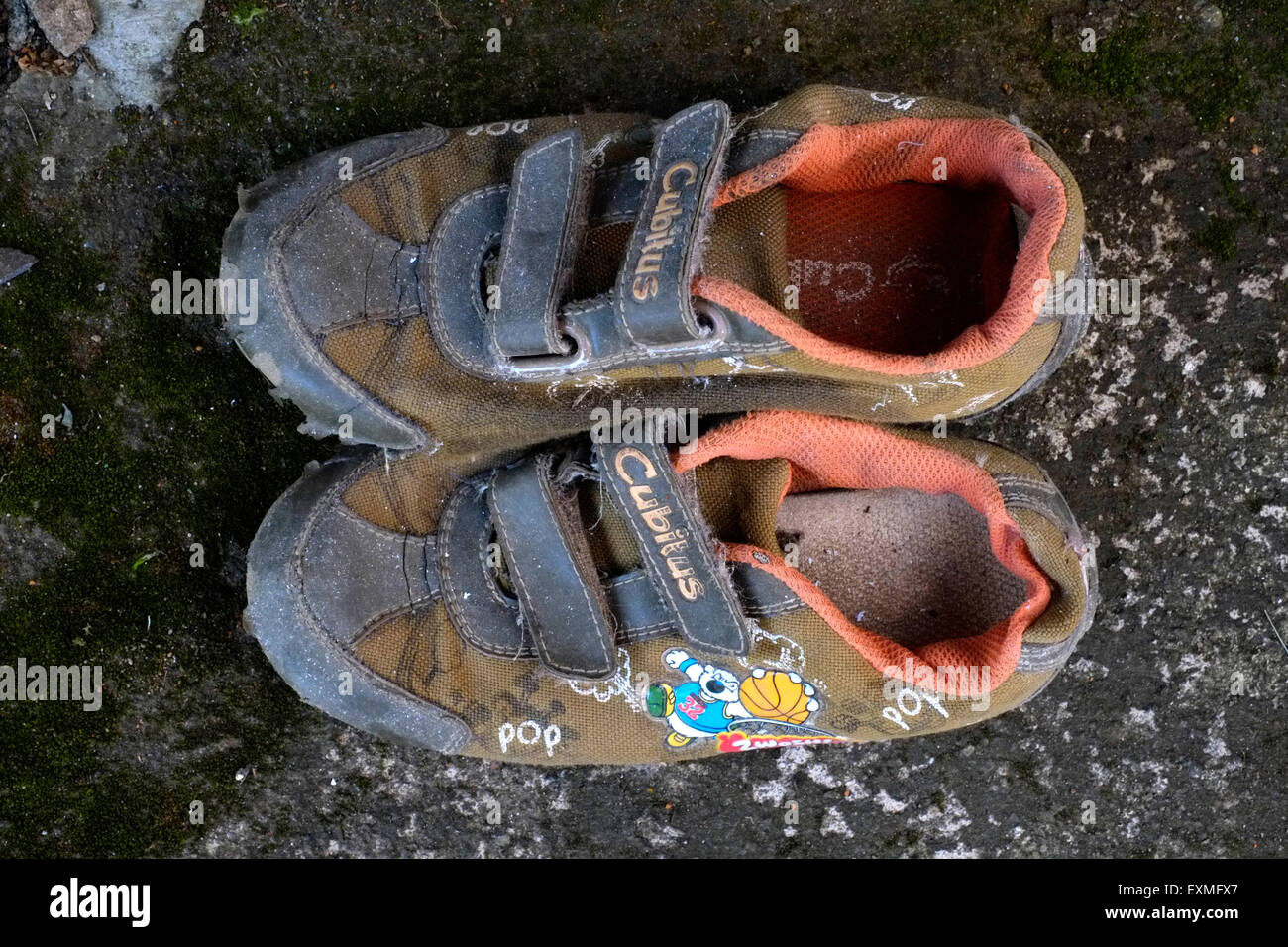 Il vecchio ben indossati paio di calzature sportive che rientrano oltre che in corrispondenza delle cuciture Foto Stock