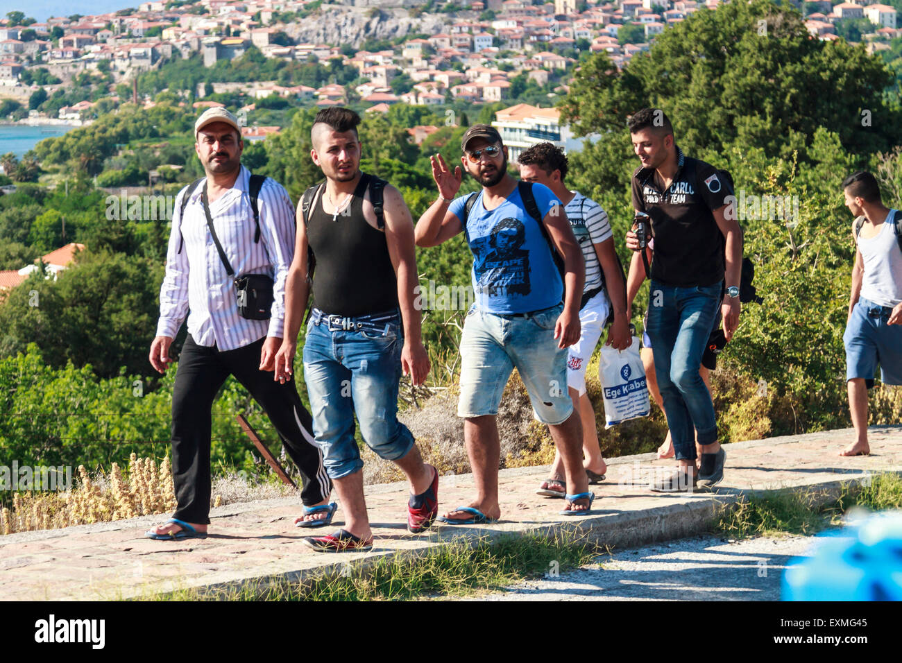 Lesbo, Grecia - 2 luglio 2015. Rifugiati e richiedenti asilo rendono la lunga passeggiata da molivos a Mytilene con la città di molivos ho Foto Stock