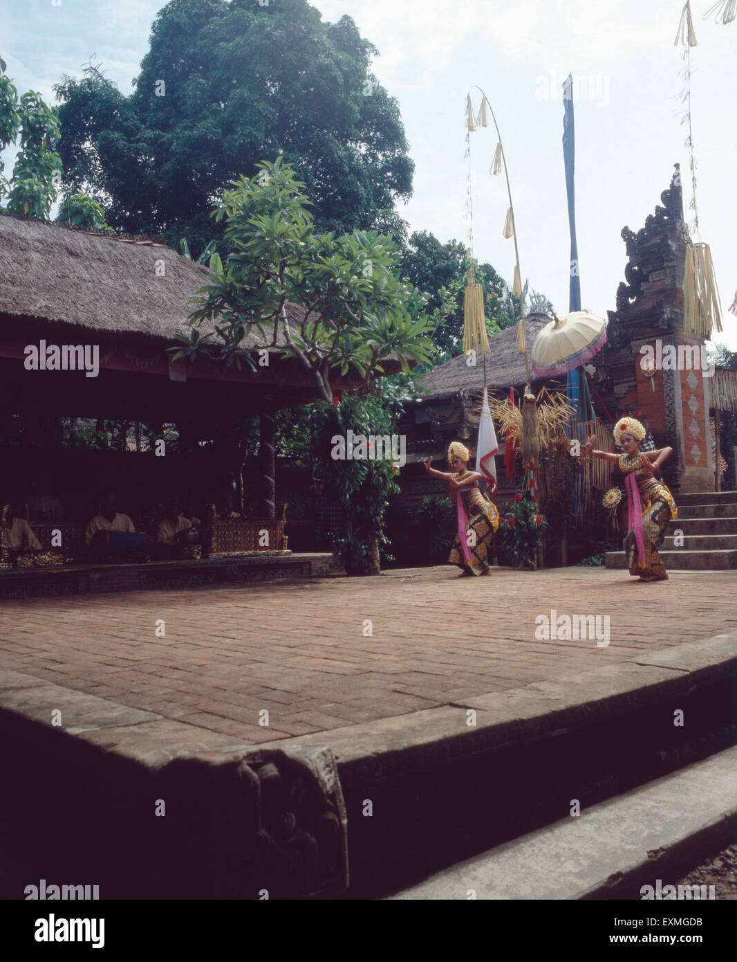 Aufführung eines Barong-Tanz und Legong-Tanz in Sanur Beach, Bali, Indonesien 1982. Le prestazioni di una danza Barong e una danza legong in Sanur Beach, Bali, Indonesia 1982. Foto Stock