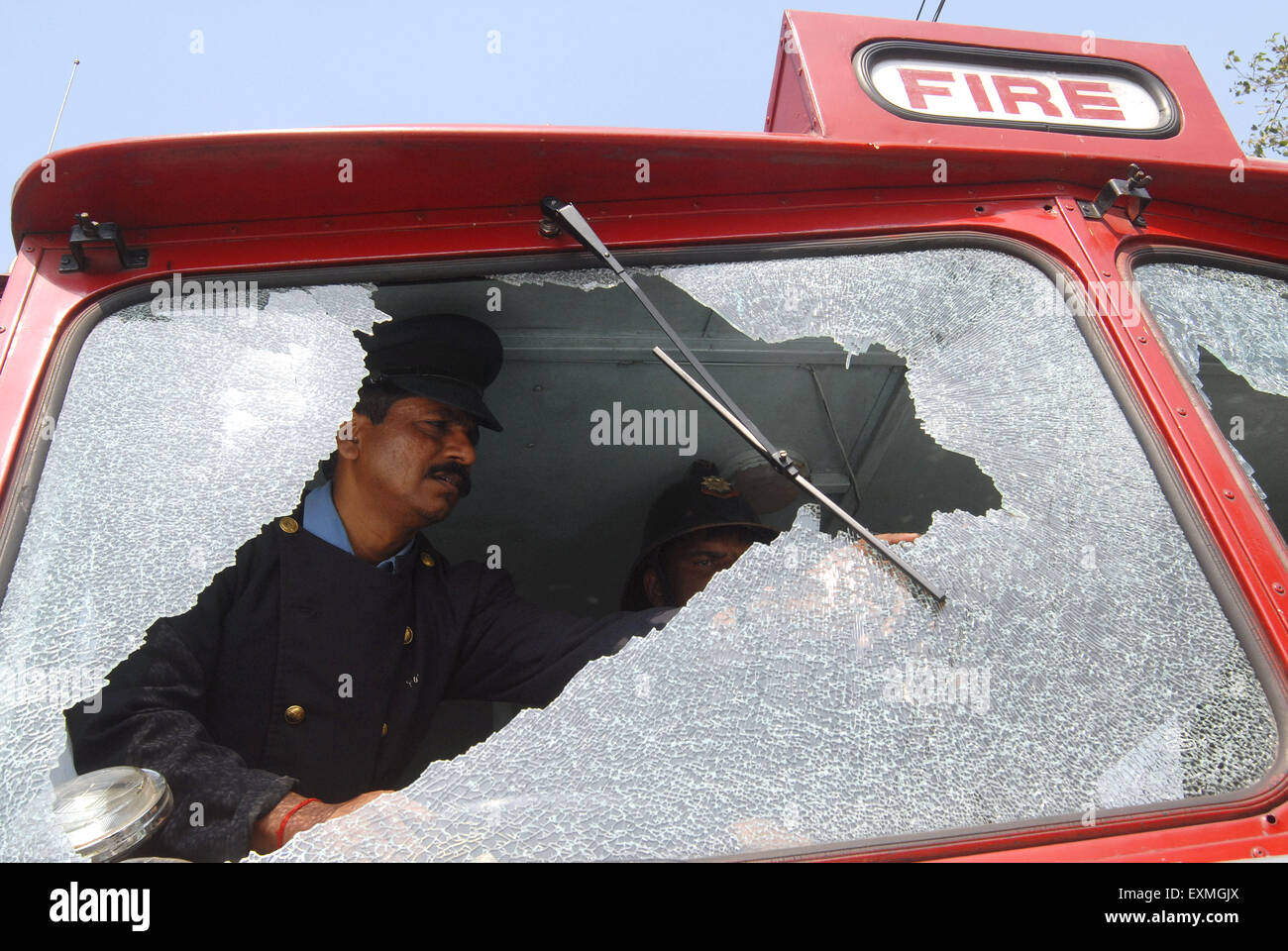 Vetro del parabrezza frantumato del veicolo antincendio, Bhandup, Bombay, Mumbai, Maharashtra, India, Asia Foto Stock
