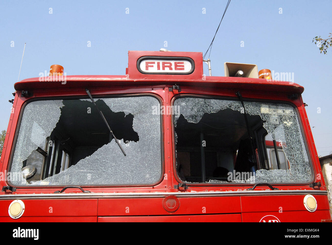 Vetro del parabrezza frantumato del veicolo antincendio, Bhandup, Bombay, Mumbai, Maharashtra, India, Asia Foto Stock