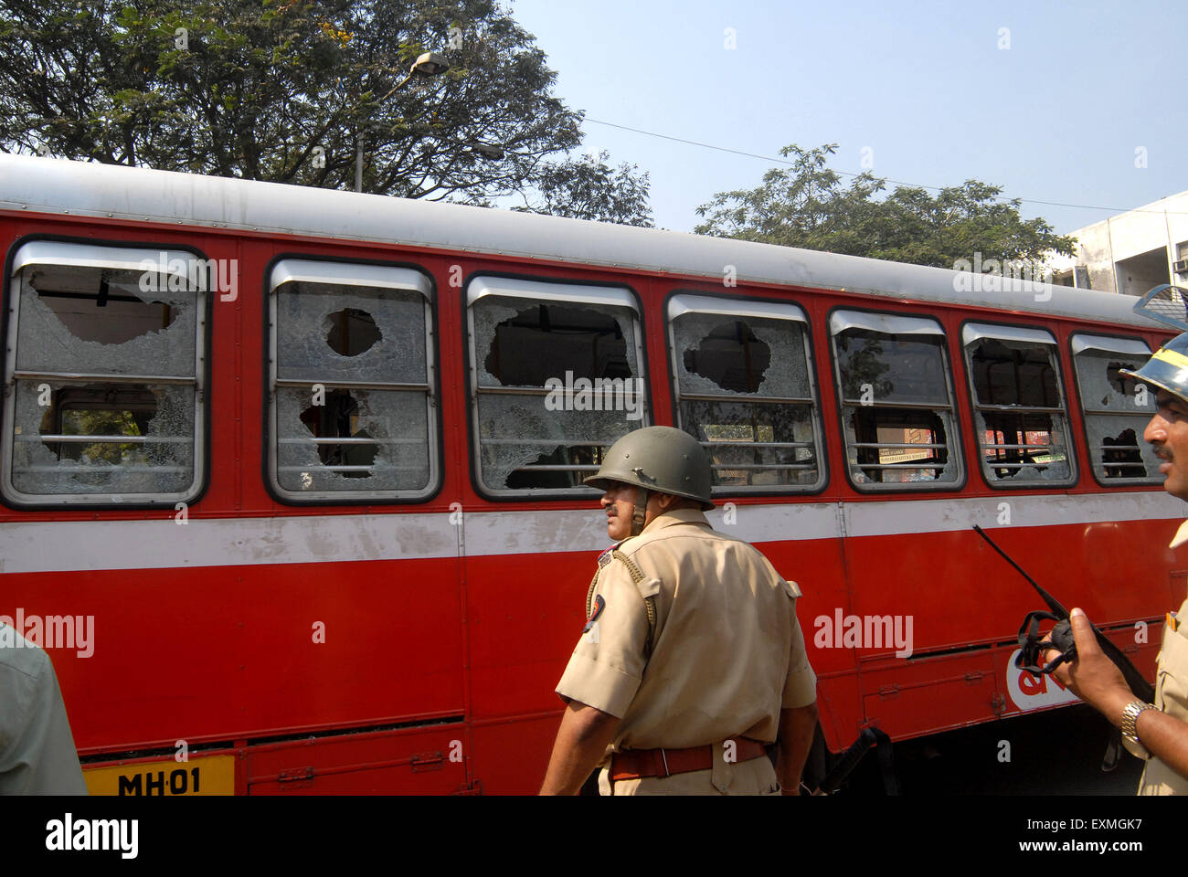 Il personale di polizia di guardia bus migliore con il vetro in frantumi dopo la comunità Dalit resort di proteste violente Mumbai Foto Stock