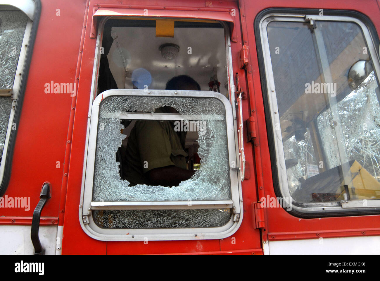 Rivoltosi rompersi e danneggiare il pannello di vetro di un bus migliore dopo la comunità Dalit resort di proteste violente Mumbai India Foto Stock