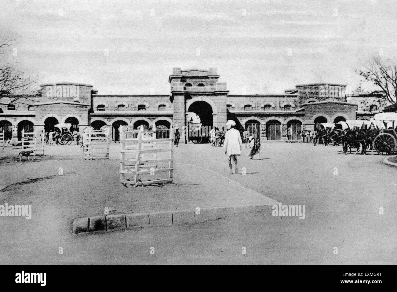 Vecchia foto del 1900 vintage della stazione ferroviaria ; Ahmednagar ; Maharashtra ; India , asia Foto Stock