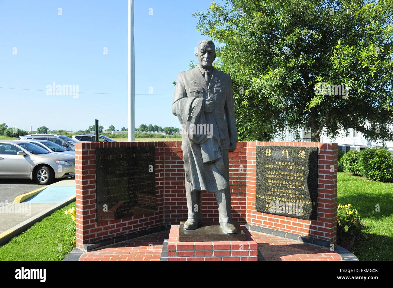 (150715) -- MONROE, luglio 15, 2015 (Xinhua) -- File foto scattata il 2 giugno 2015 mostra la statua di Flying Tigers comandante tenente generale Claire Lee Chennault al cancello del Chennault aviazione e Museo Militare di Monroe, Louisiana, Stati Uniti. Gli Stati Uniti e la Cina, i due paesi più potenti del mondo, hanno collaborato meravigliosamente nella loro lotta contro gli aggressori giapponesi nella II Guerra Mondiale e devono lavorare insieme per salvaguardare la pace nel mondo del nuovo secolo, nellâ Calloway, nipote del famoso Flying Tigers comandante tenente generale Claire Lee Chennault, detto Foto Stock