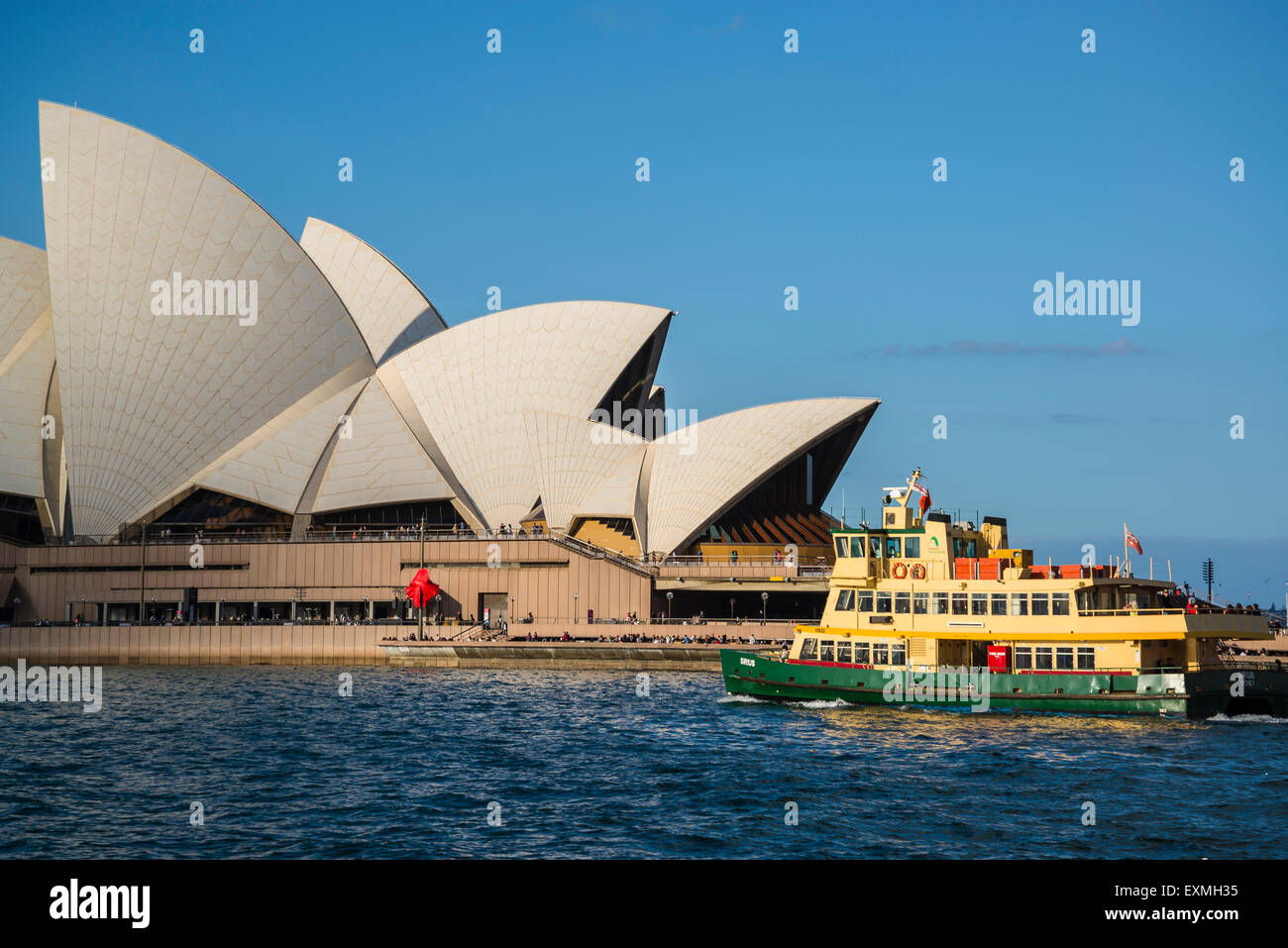 Sydney Opera House, ferry boat passando, Sydney, Australia Foto Stock