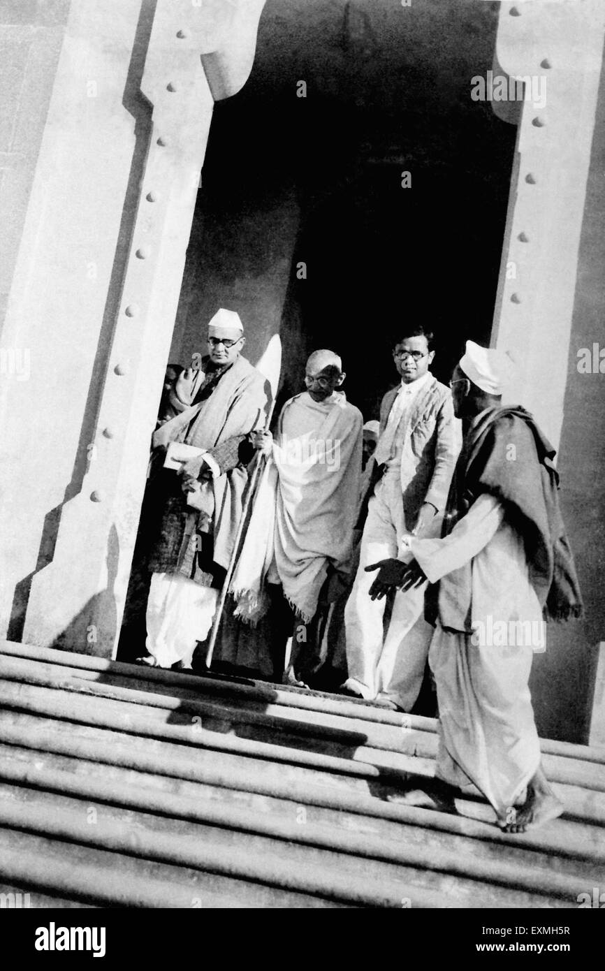 Mahadev Desai ; il Mahatma Gandhi e Satish Kalelkar figlio più anziano di Kaká Kalelkar lasciando un edificio a Varanasi Foto Stock