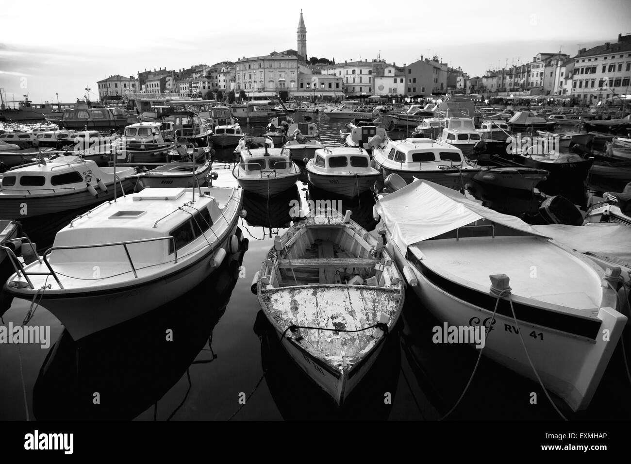 Barche nel porto di Rovigno Foto Stock