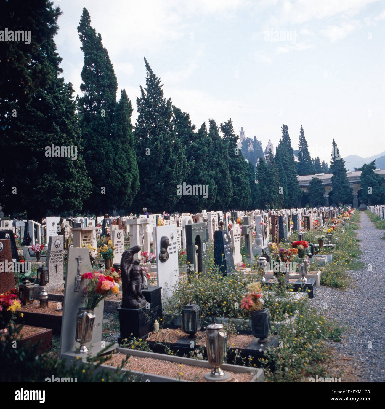 Eine Besichtigung des Monumentalfriedhofs Staglieno in Genova an der italienischen Riviera, Ligurien, Italien 1980er Jahre. Visitazione del cimitero monumentale di Staglieno in Riviera Ligure, Liguria, Italia degli anni ottanta. Foto Stock