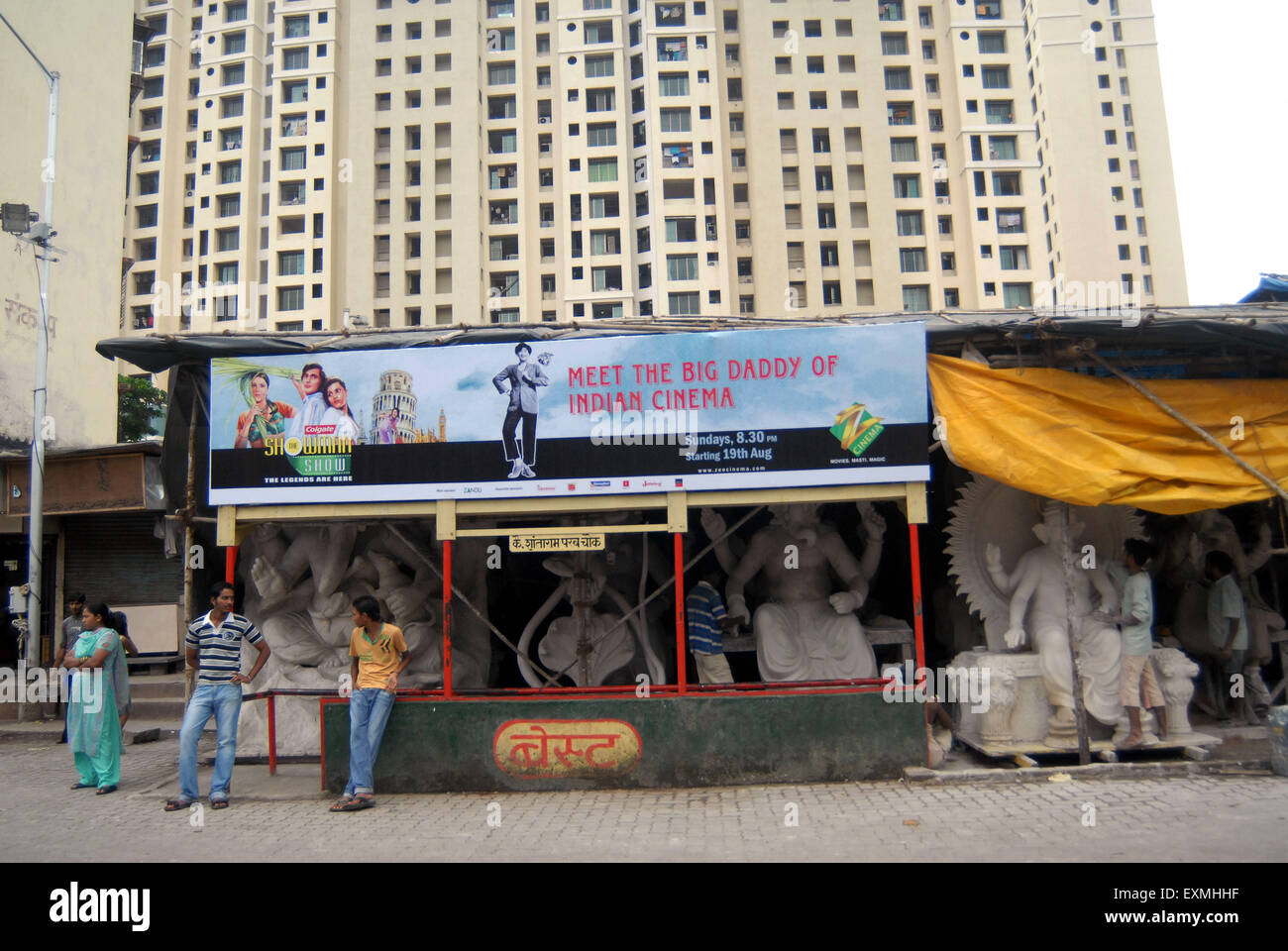 Miglior fermata bus davanti a un workshop di sculture a Lalbaug ; Bombay ora Mumbai ; Maharashtra ; India Foto Stock