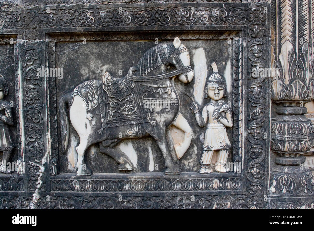 Statua a cavallo scolpita in pietra ; Kesar Bagh ; terreno di cremazione reale ; Bundi ; Rajasthan ; India ; Asia Foto Stock