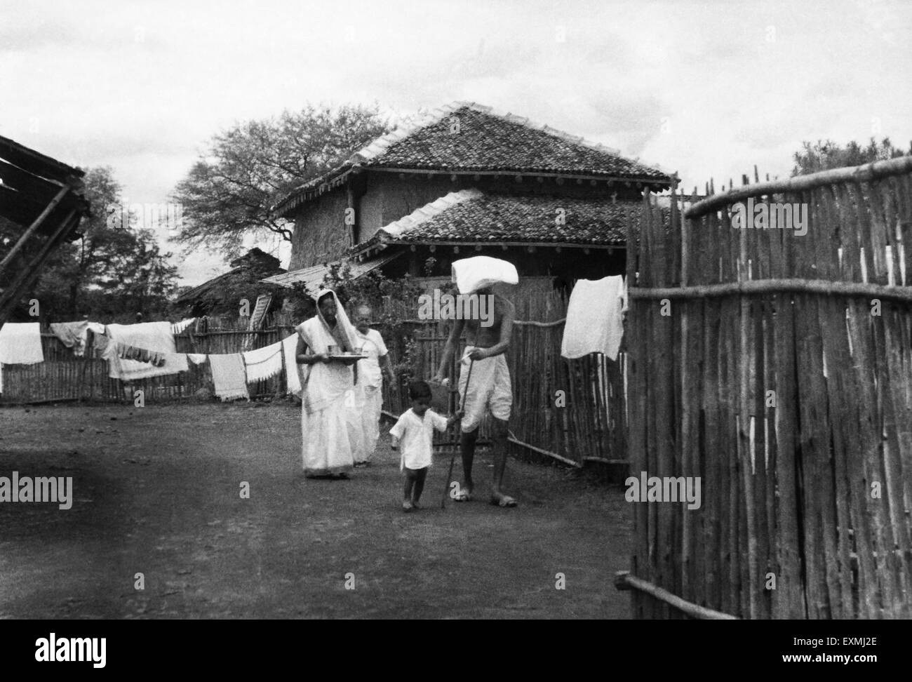 Il Mahatma Gandhi ; Kasturba Gandhi (b) ; Manogna e suo figlio Sharad a Sevagram Ashram Foto Stock