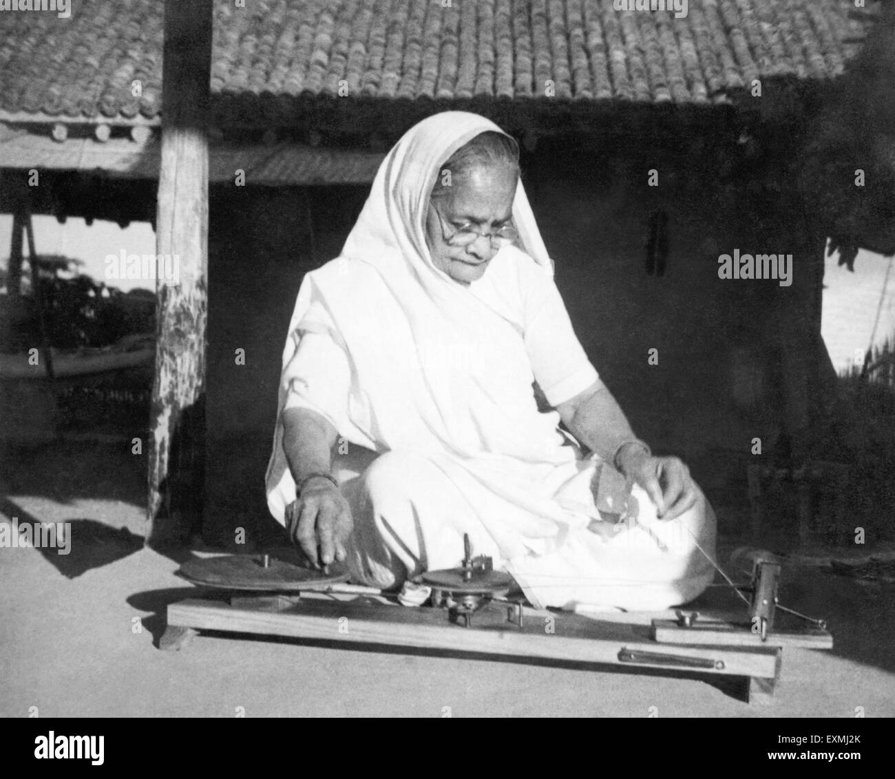 Kasturba Gandhi che gira sulla ruota rotante di Kisan, moglie di Mahatma Gandhi, Ashram di Sevagram, Sewagram, Wardha, Nagpur, Maharashtra, 1940, India, Asia, vecchia immagine del 1900 vintage Foto Stock