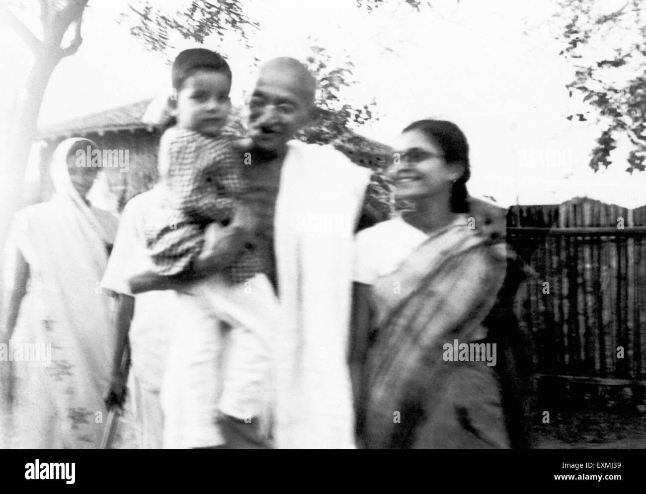 Mahatma Gandhi che porta Bharat; il figlio maggiore di Jamnalal Bajaj figlia Madalsa Narayan; Ashram Sevagram; Wardha; Nagpur; Maharashtra; India; Asia; 1900 Foto Stock