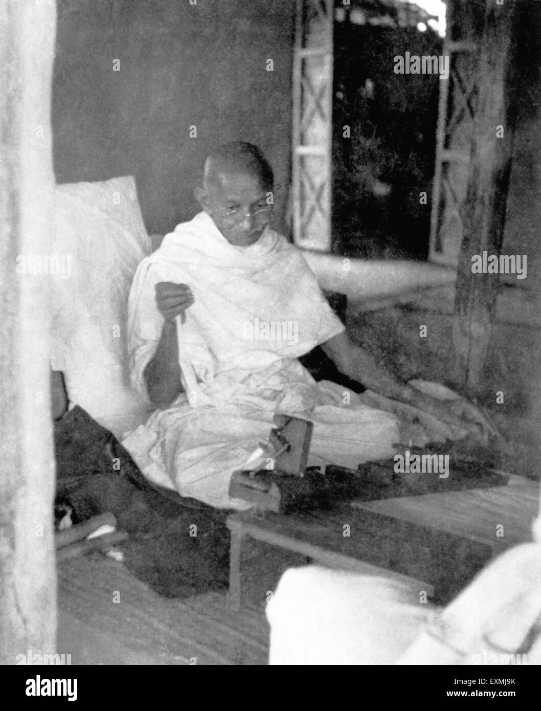 Il Mahatma Gandhi la filatura nella sua capanna a Sevagram Ashram ; 1940 n. MR Foto Stock