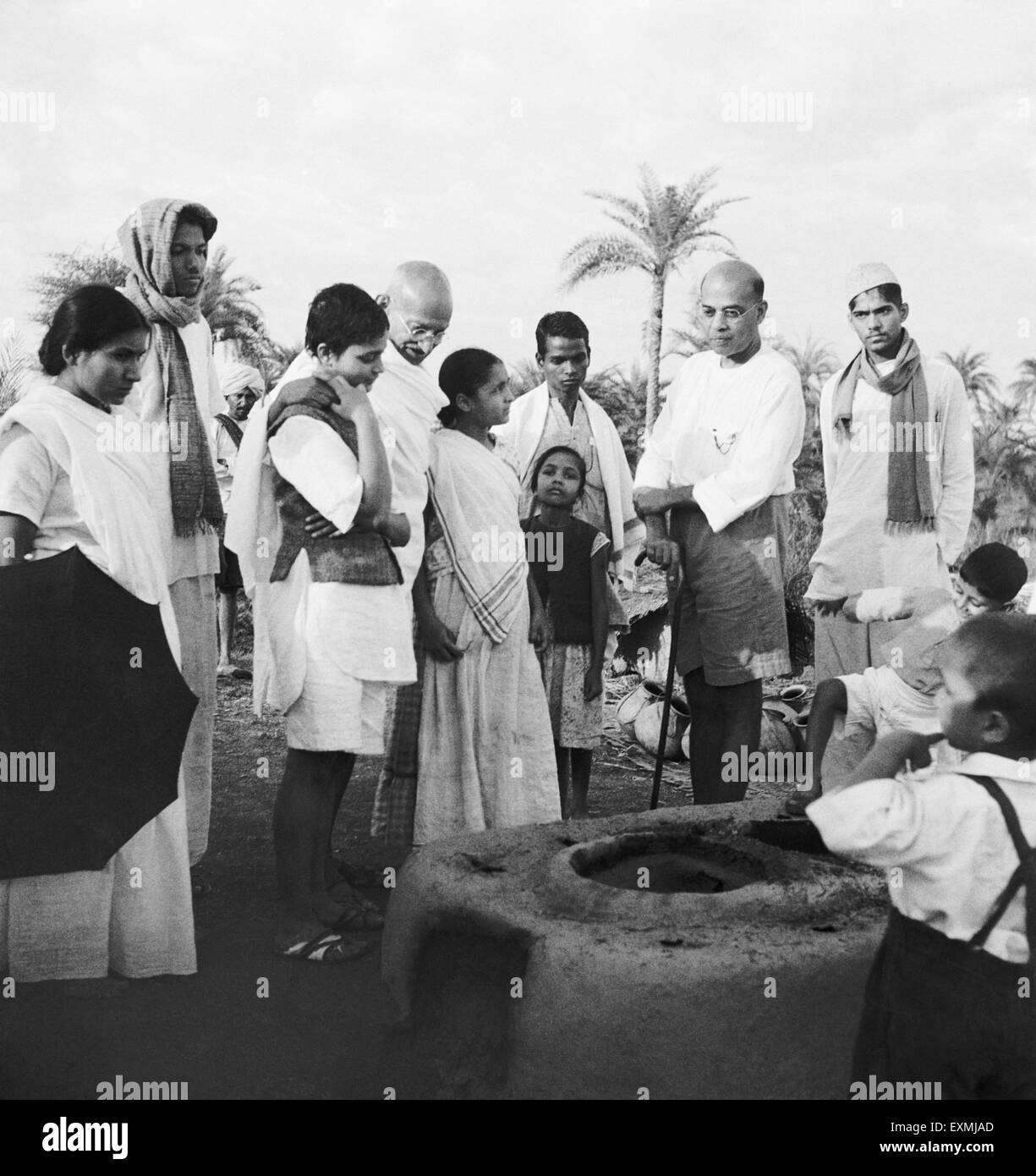 Durga Mehta ; il Mahatma Gandhi ; Abha Gandhi ; JC Kumarappa e gli altri a Sevagram Ashram ; 1940 n. MR Foto Stock