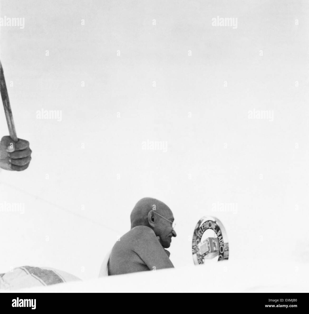 Il Mahatma Gandhi parlando in un microfono durante la riunione del congresso a Ramgarh ; 1939 ; India n. MR Foto Stock