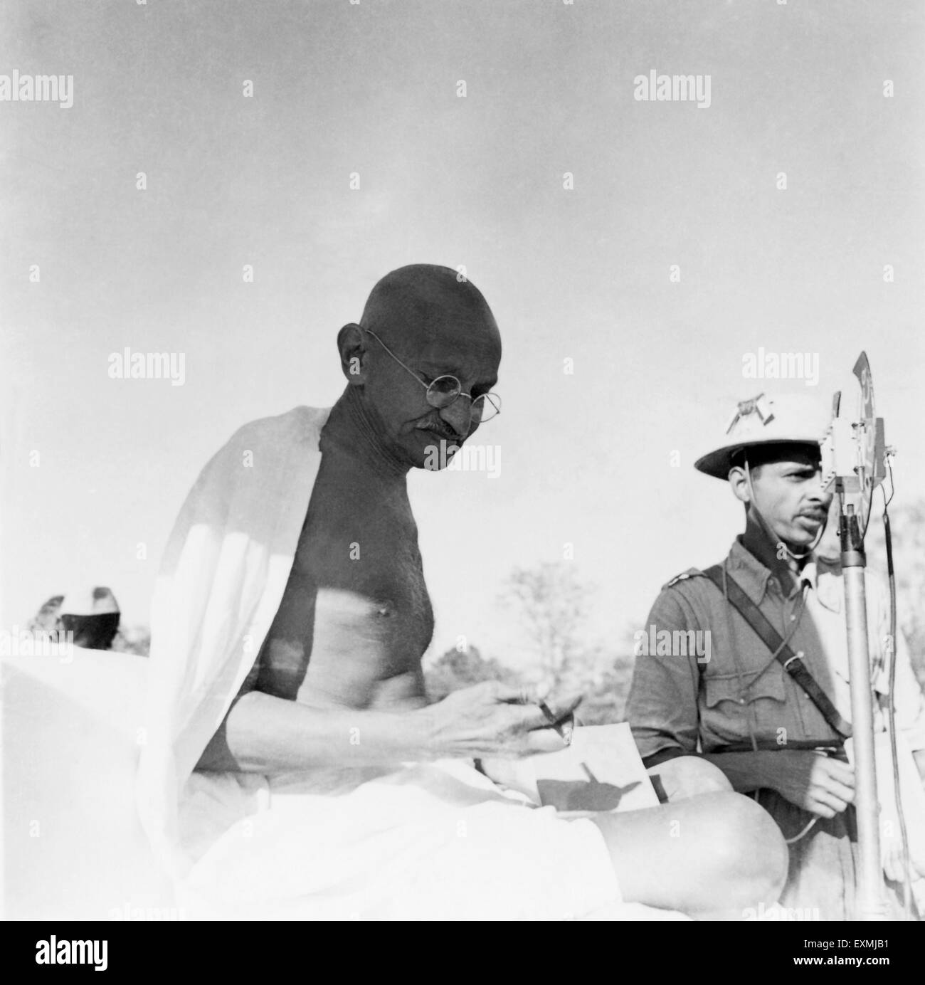 Il Mahatma Gandhi parlando in un microfono durante la riunione del congresso a Ramgarh ; 1939 ; India n. MR Foto Stock