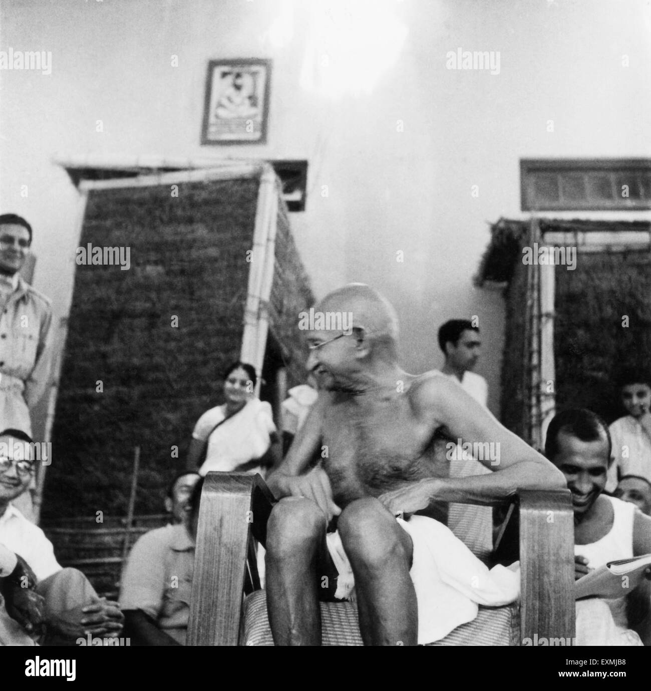 Il Mahatma Gandhi con soldati dell'indiano esercito nazionale a Colonia Bhangi in Delhi ; 1946 ; India n. MR Foto Stock