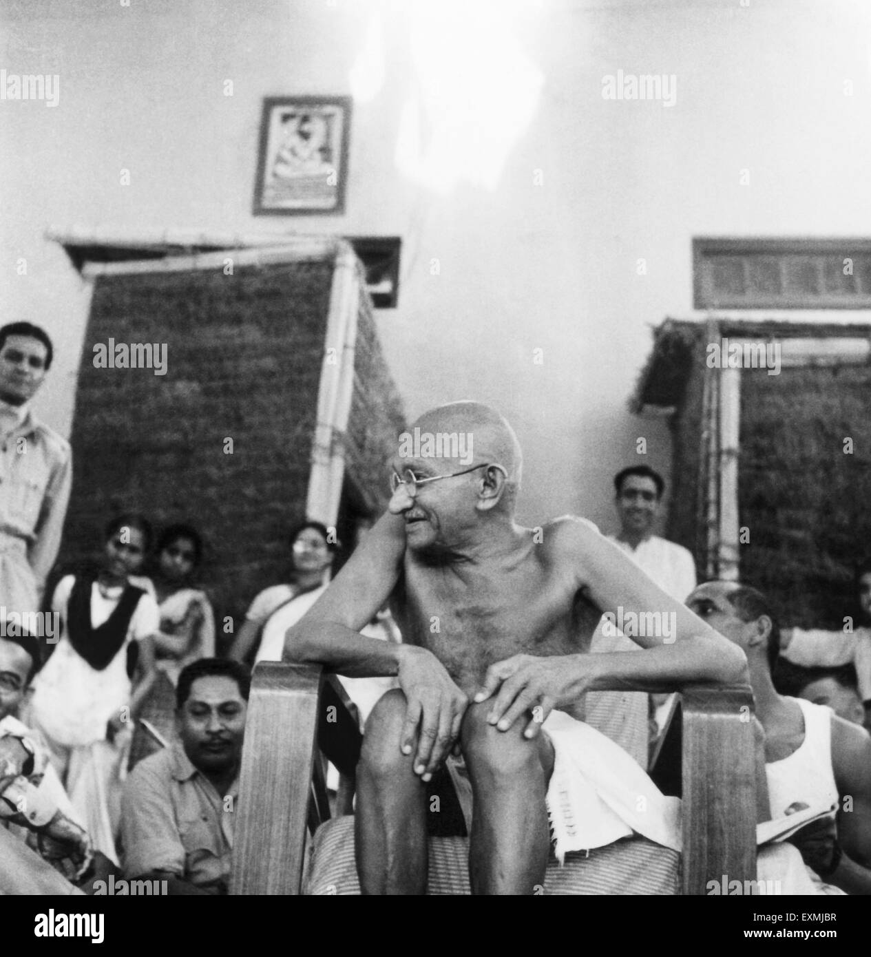Il Mahatma Gandhi con soldati indiani di Esercito Nazionale a Colonia Bhangi in Delhi ; 1946 ; India n. MR Foto Stock