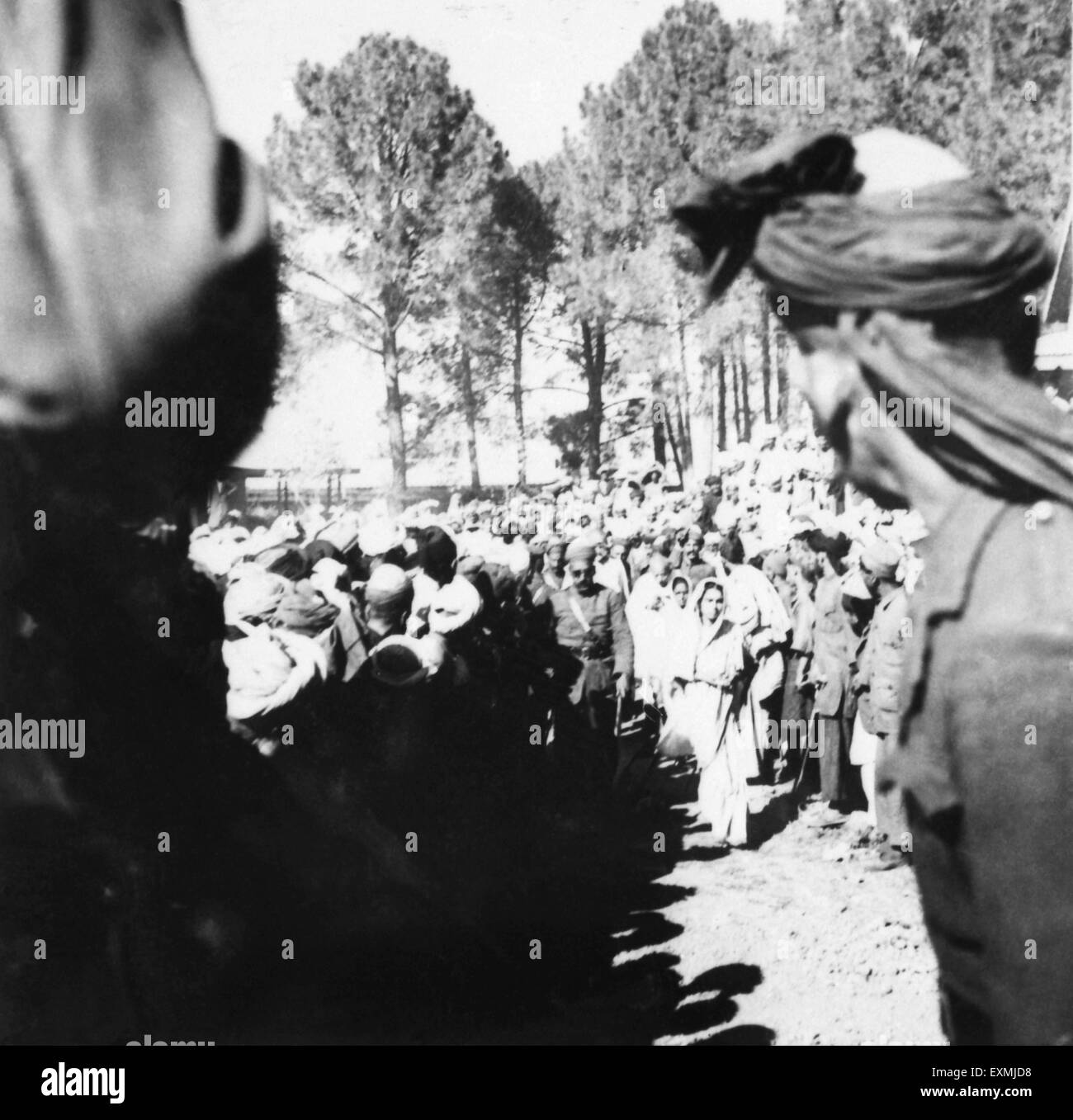 Il Mahatma Gandhi in mezzo a una folla durante la sua visita alla North West Frontier province in Afghanistan ; Ottobre 1938 n. MR Foto Stock