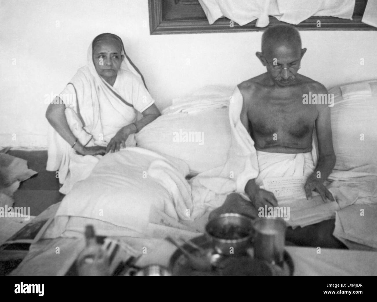 Kasturba Gandhi e Mahatma Gandhi ad Abotabad Abbottabad Hazara regione orientale di Khyber Pakhtunkhwa Pakistan Peshawar ottobre 1938 vecchia foto vintage anni '1900 Foto Stock
