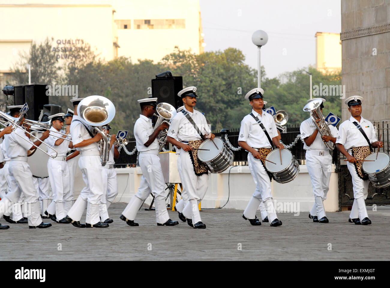 Marina militare indiana banda musicale eseguire battendo il ritiro al Gateway of India a Bombay ora Mumbai; Maharashtra, India Foto Stock