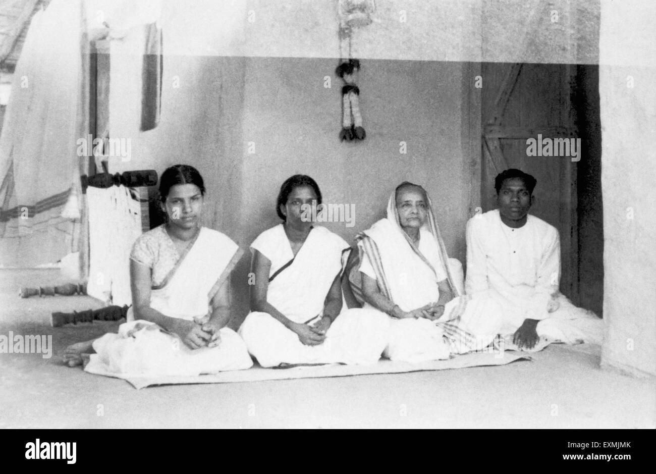 Kasturba Gandhi seduto con la coppia cristiana harijan che si è sposata a Sevagram Ashram, Sewagram, Wardha, Nagpur, Maharashtra, 1941, India, Asia, vecchia immagine del 1900 Foto Stock