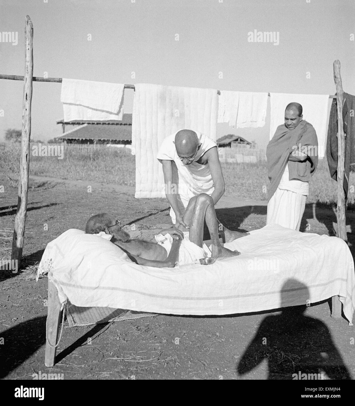 Il Mahatma Gandhi dando ogni giorno 15 minuti di massaggio lebbroso paziente studioso di Sanscrito Parchure Shastri Sevagram Ashram 1940 Shankaran Foto Stock