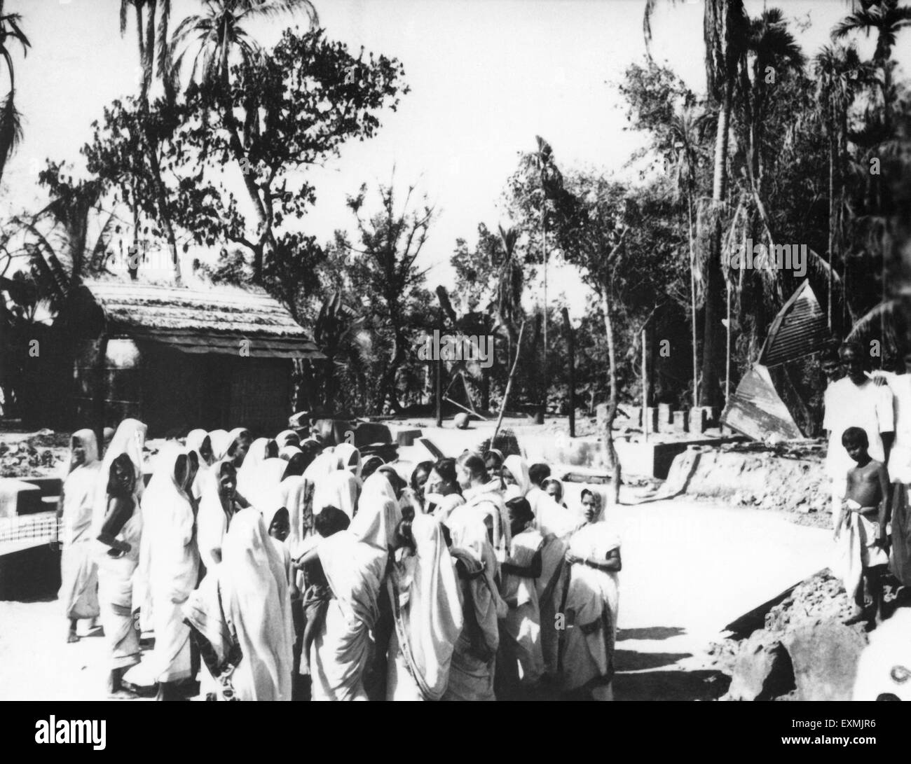 Un gruppo di donne di pianto in attesa di incontrare il Mahatma Gandhi dopo i tumulti fra indù e musulmani in Noakhali Bengala Orientale Foto Stock